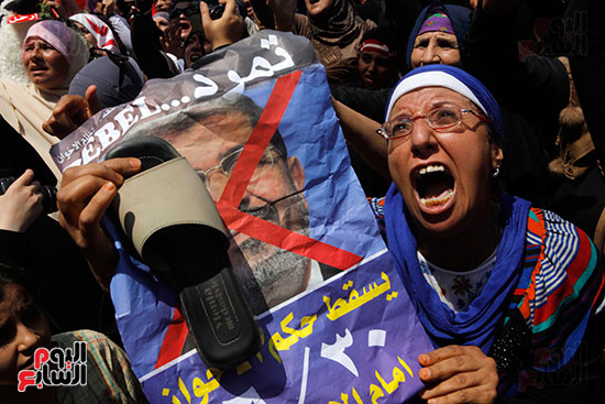 "شبشب" سيدة مصرية يغطى وجه مرسى بثورة 30 يونيو