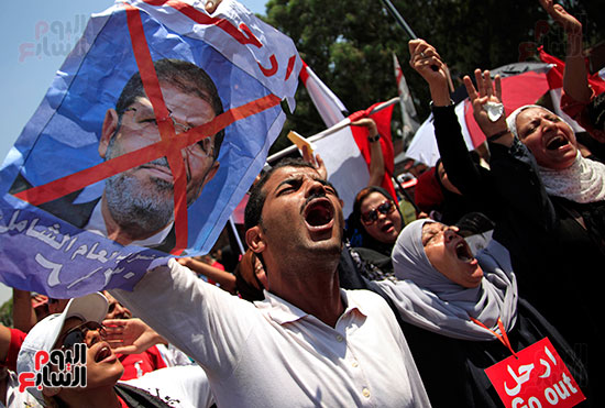 هتافات تطالب برحيل مرسى