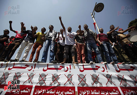 الثوار يطالبون برحيل مرسى والشاطر وبديع