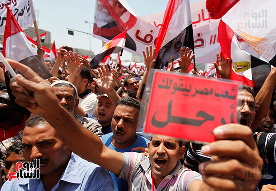 الشعب المصرى يرفع كارت أحمر لرئيس الإخوان