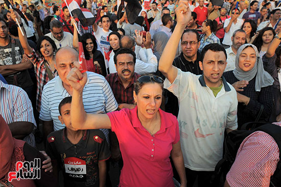 سيدة مصرية تقود مسيرة مناهضة للإخوان