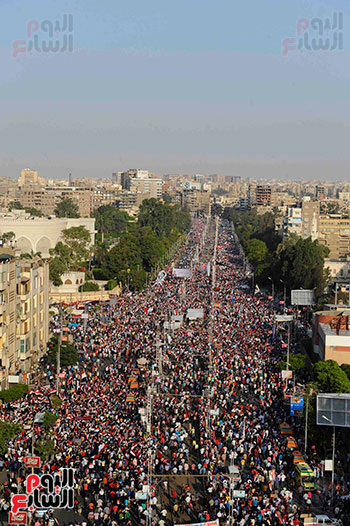 المصريون يواصلون التظاهر لإسقاط الجماعة الإرهابية