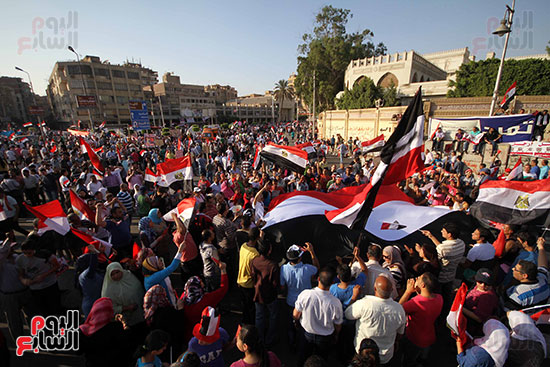 انتشار أعلام مصر وغياب الشعارات الحزبية
