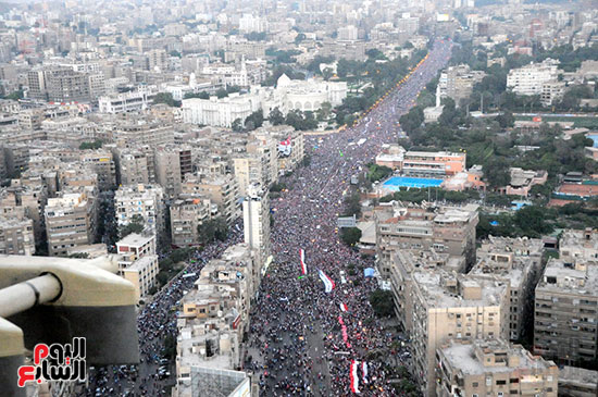 المصريون يكسون الشوارع المحيطة بقصر الاتحادية