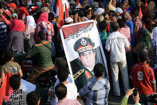 الثوار يرفعون صور عبد الفتاح السيسى للمطالبة بتدخل القوات المسلحة