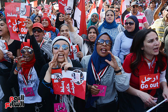 المرأة المصرية ترفع شعار ارحل فى وجه الإخوان