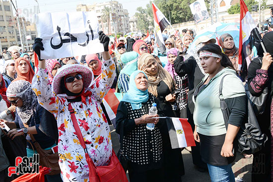 سيدة مصرية ترفع شعار ارحل