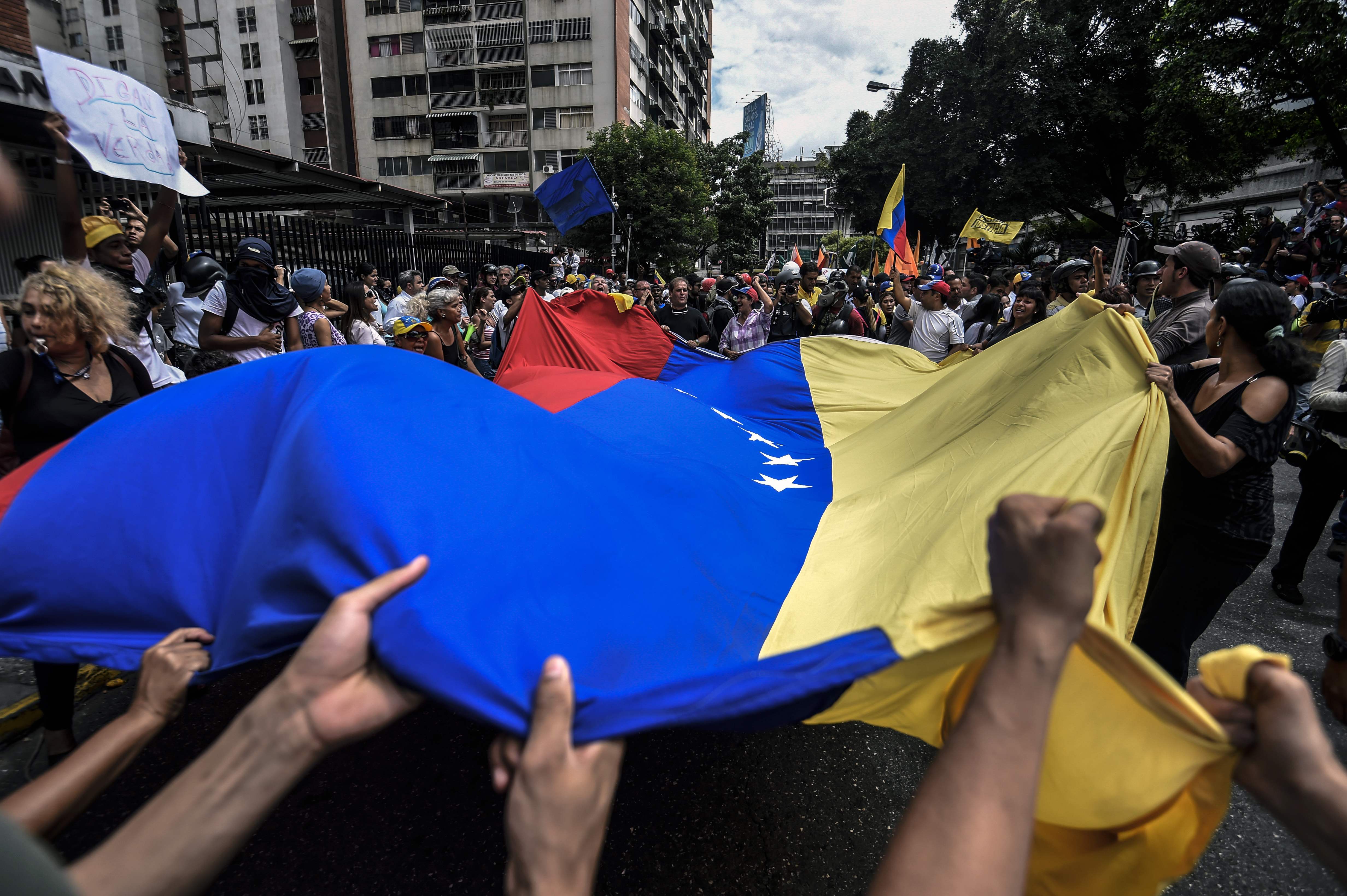 مؤيدون للرئيس مادورو يتظاهرون ضد النائبة العامة