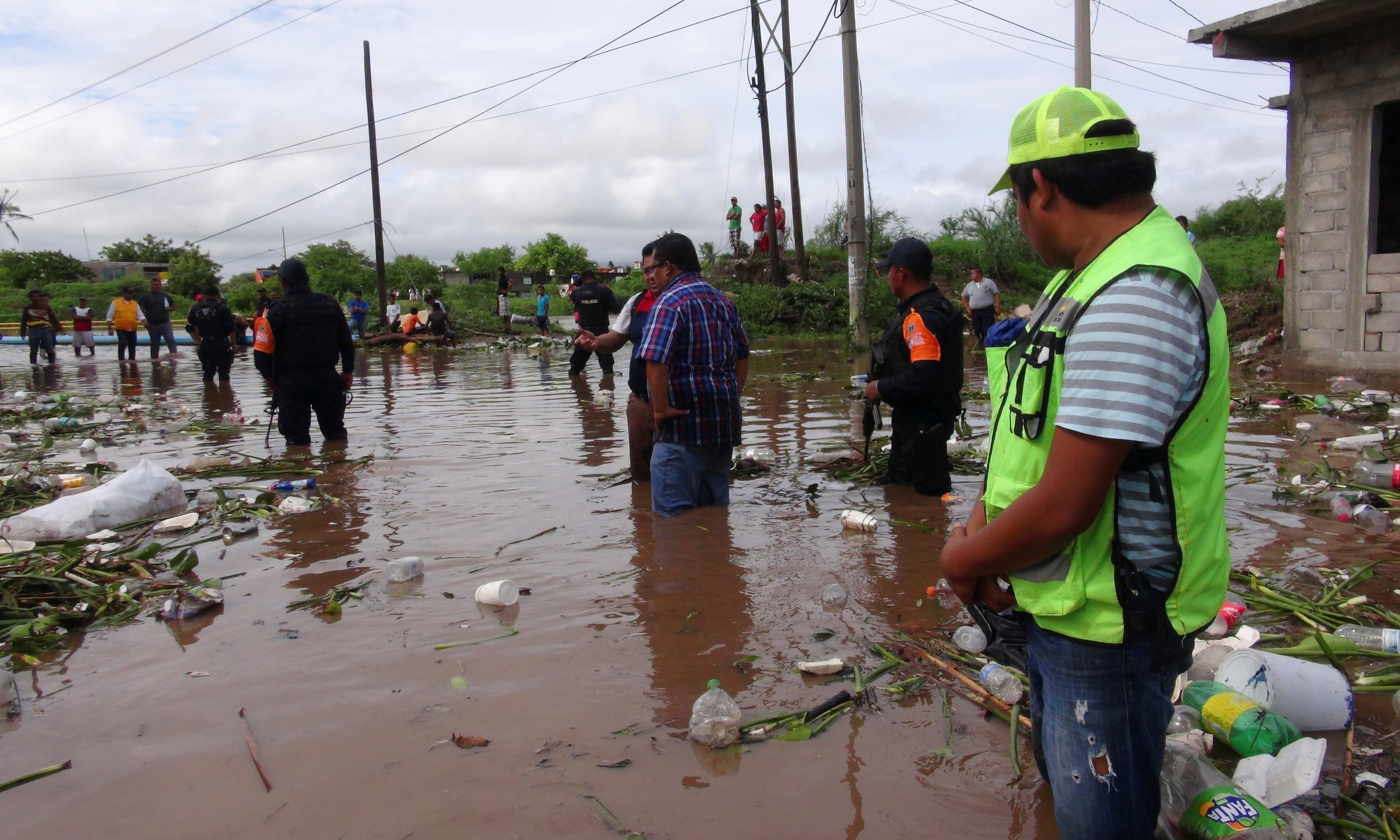 فرق الإنقاذ تنتشر لمساعدة المتضررين من الأمطار بالمكسيك