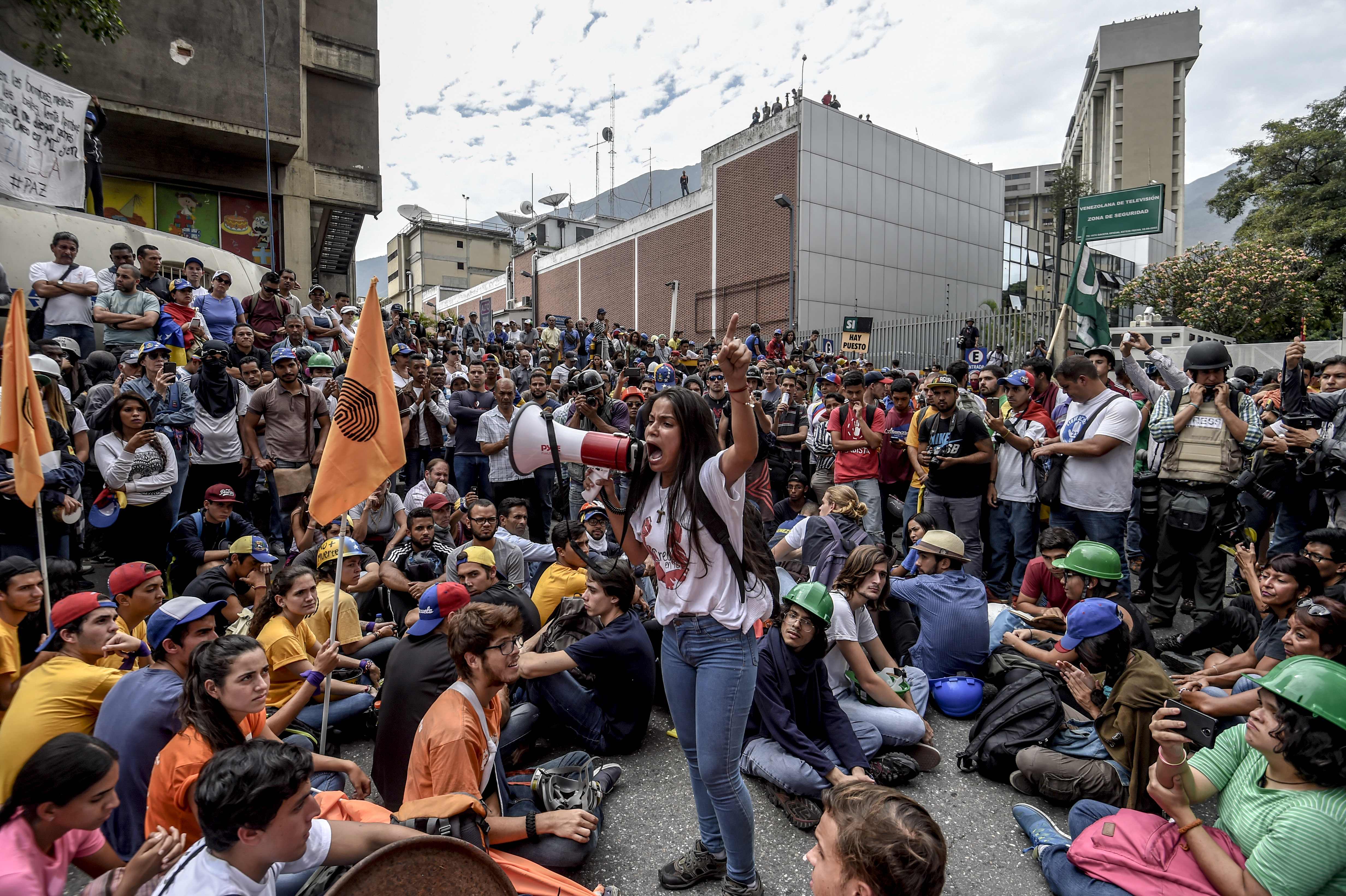 مؤيدون للرئيس مادورو يتظاهرون ضد النائبة العامة فى فنزويلا