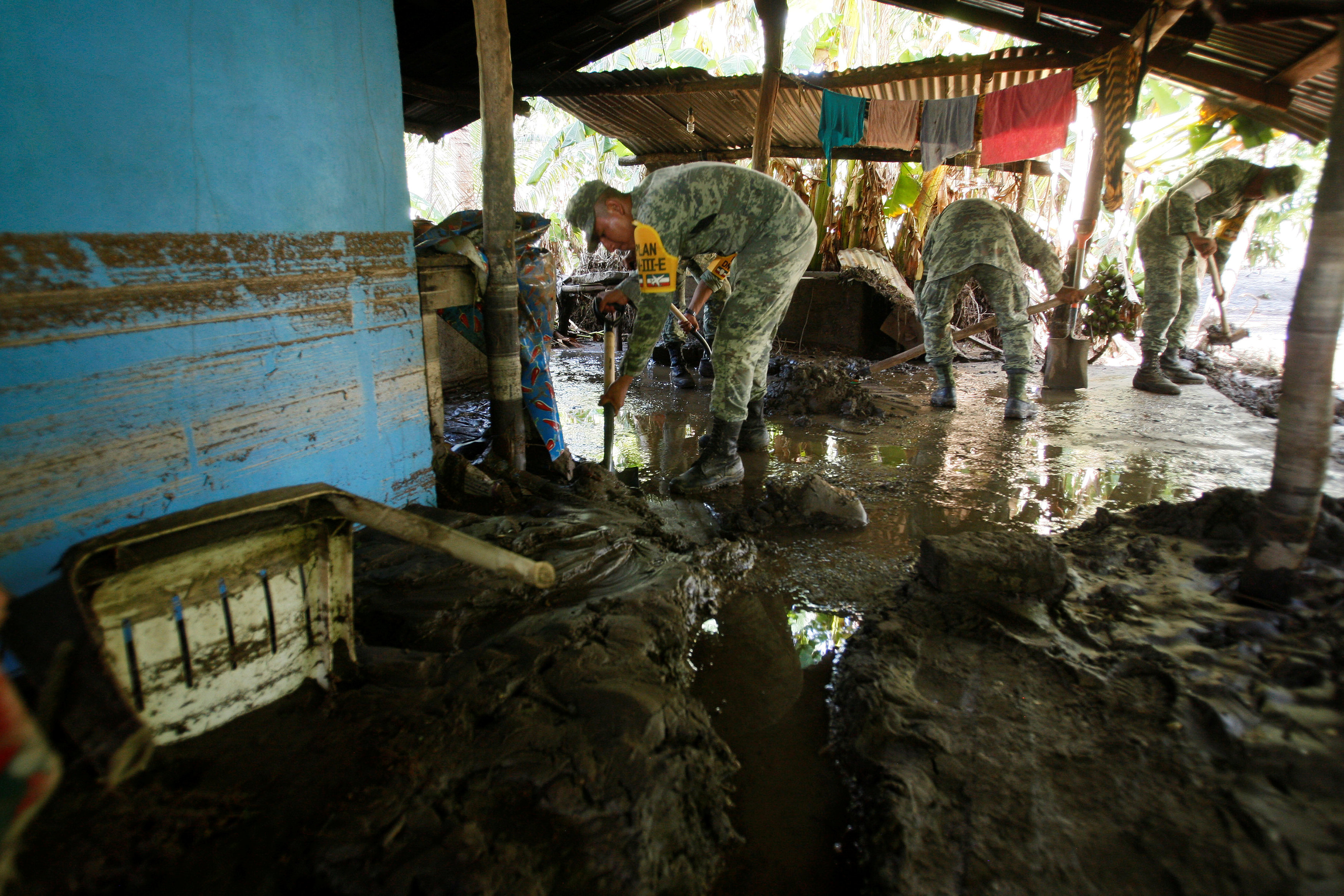 قوات الجيش المكسيكى تساعد فى فتح ممرات فى الأرض لتجفيف مياه الأمطار