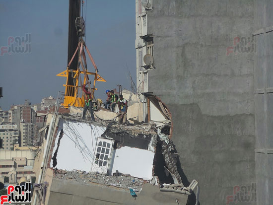 أحد العمال أثناء عملية الهدم