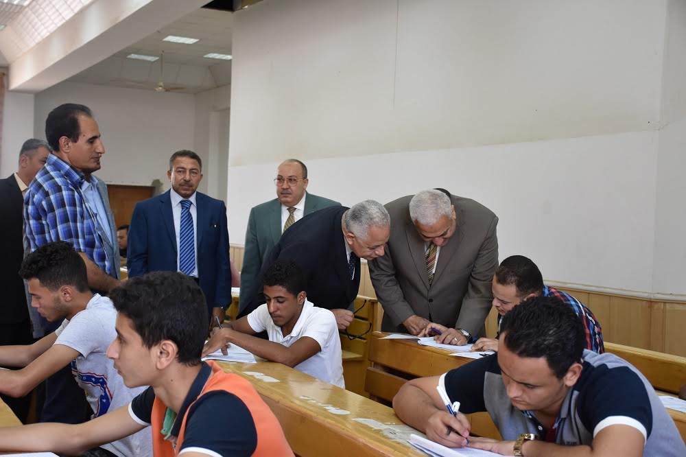 رئيس جامعة السادات ونائبه يتابعان سير الامتحانات