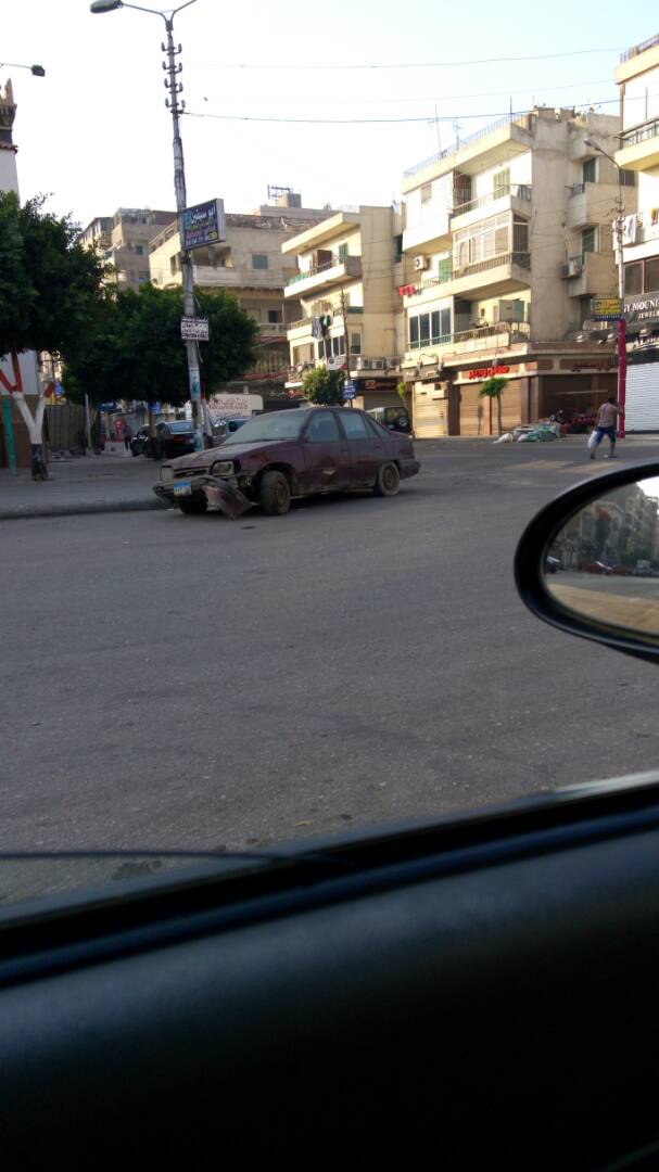 سيارة مهجورة بميدان الجامع