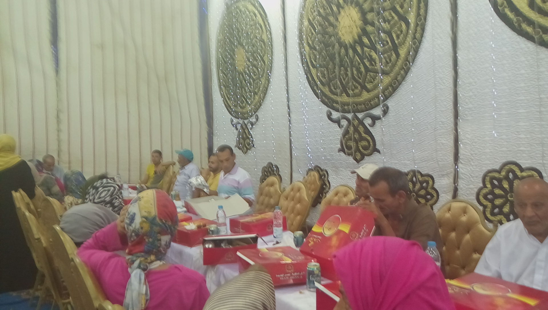 محافظ الشرقية يتناول الإفطار مع المشردين من نزلاء دار بسمة لايواء  (4)