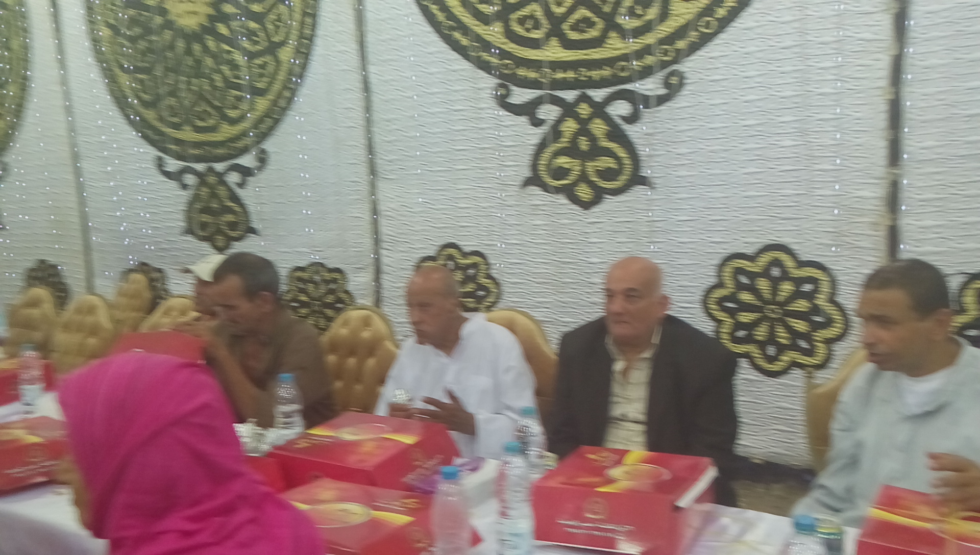 محافظ الشرقية يتناول الإفطار مع المشردين من نزلاء دار بسمة لايواء  (3)