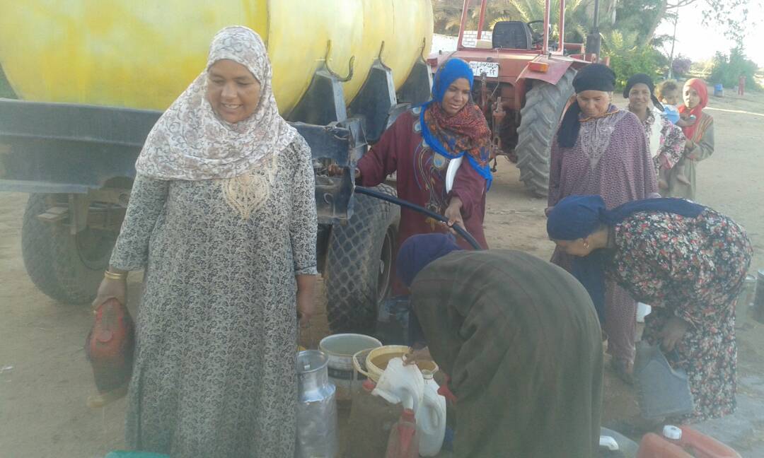 نساء القرية يملأن المياه من الفنطاس