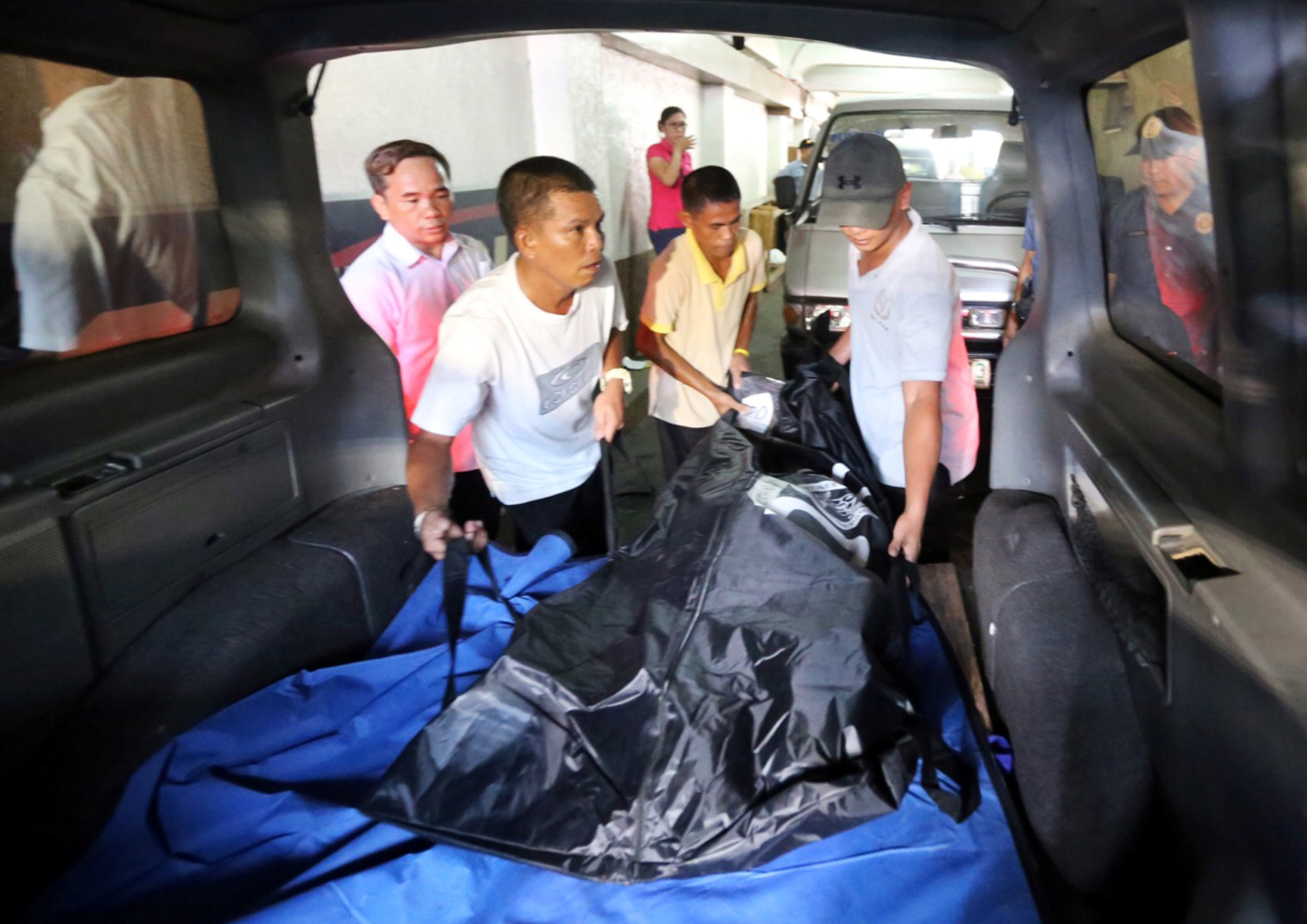 استخراج جثث ضحايا الفلبين
