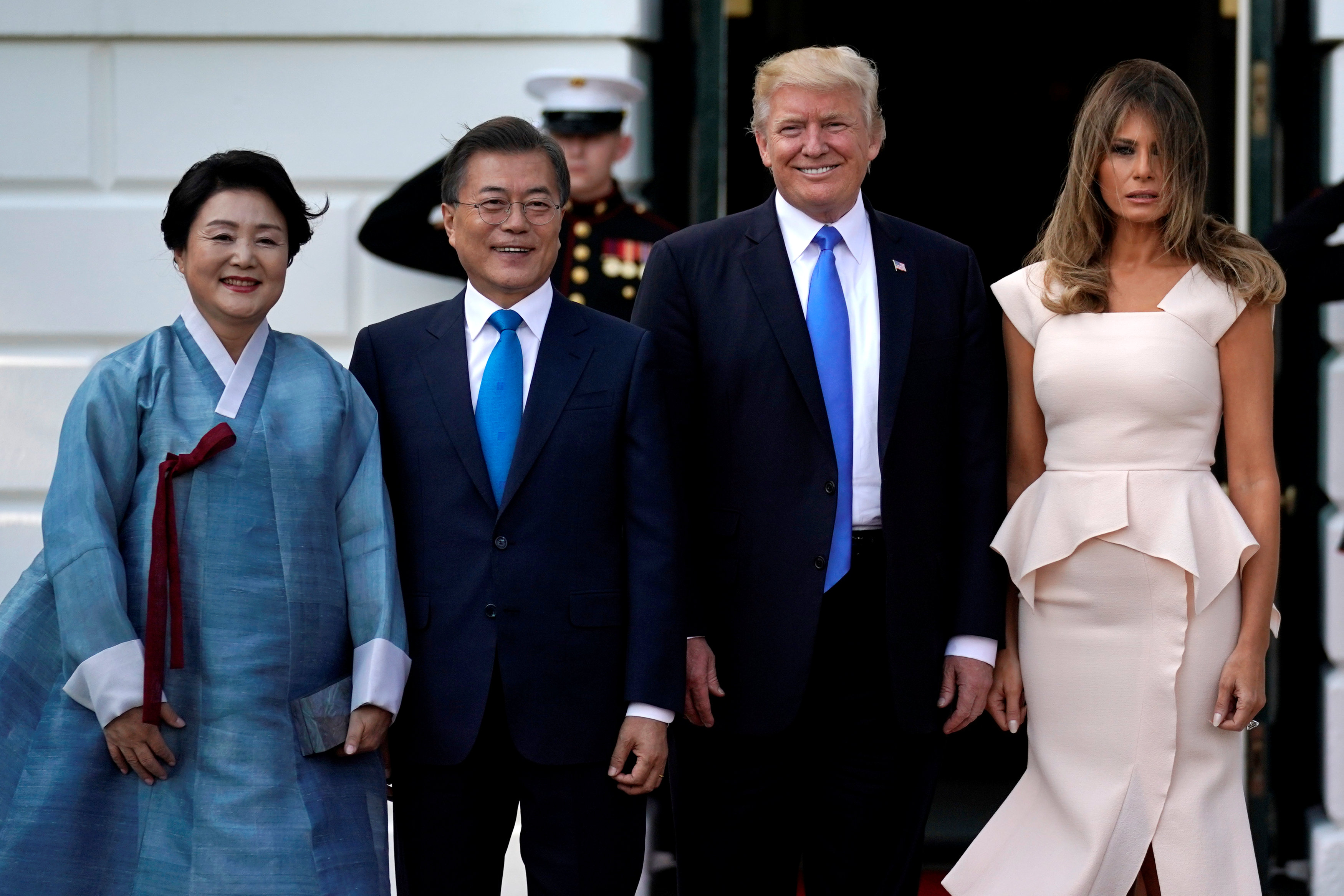 ميلانيا ترامب والرئيس الأمريكى ونظيره الكورى الجنوبى مع زوجته