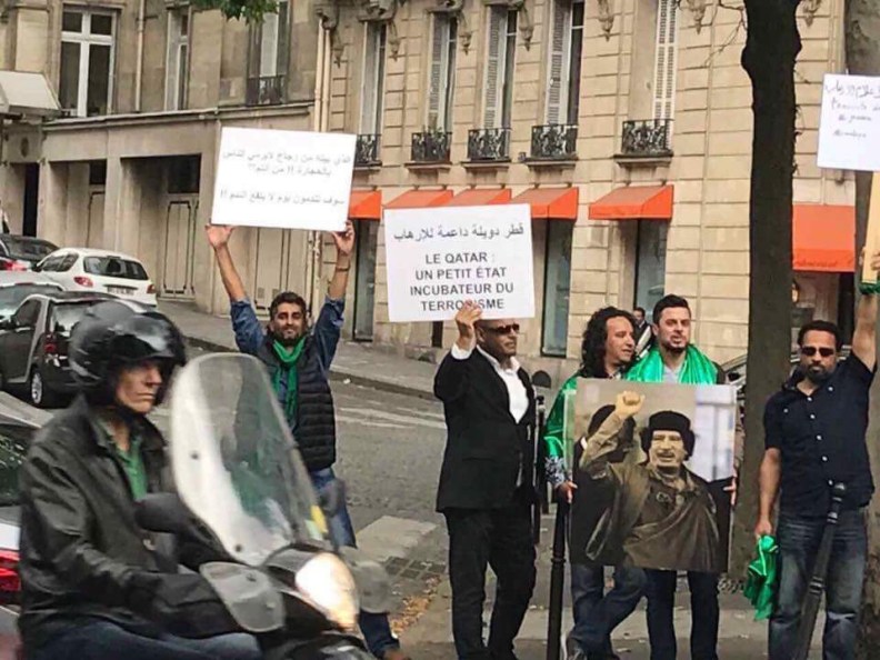 ليبيون يرفعون شعارات تندد بدعم قطر للإرهاب خلال تظاهرة بفرنسا