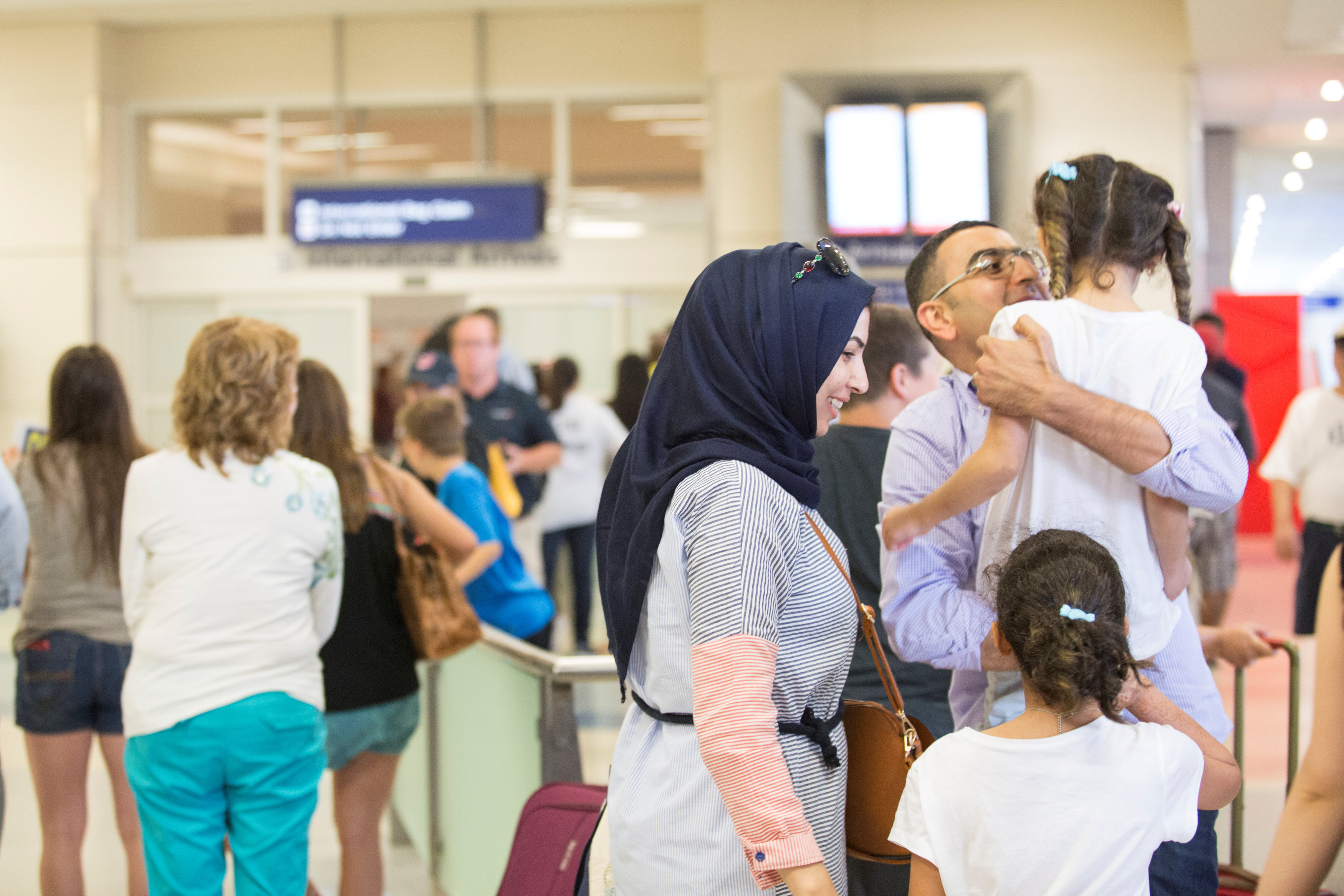 أسرة تصل إلى مطار دالاس فورت