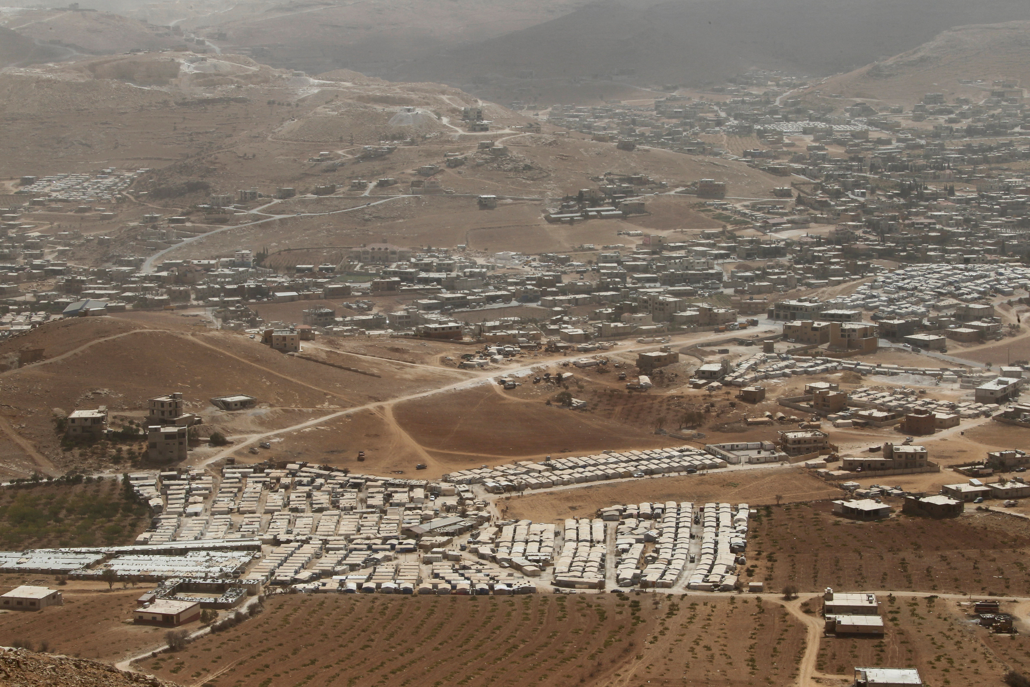صورة لمخيمات اللاجئين فى بالقرب من بلدة عرسال اللبنانية