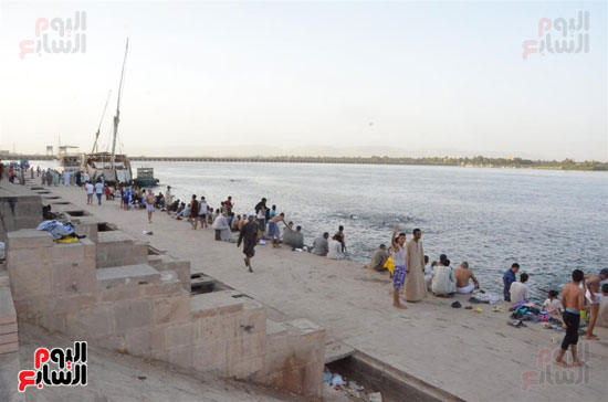 الاهالي يسبحون في النيل خلال فصل الصيف