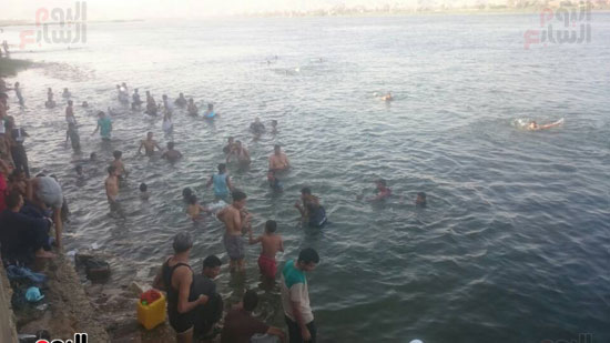 الشباب والأطفال بقنا أثناء الأستحمام فى نهر النيل 