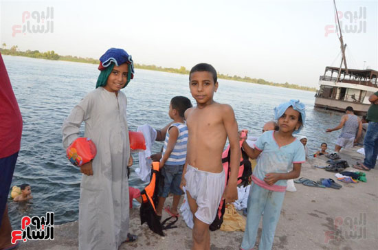 جانب من السباحة في النيل هربا من الحر