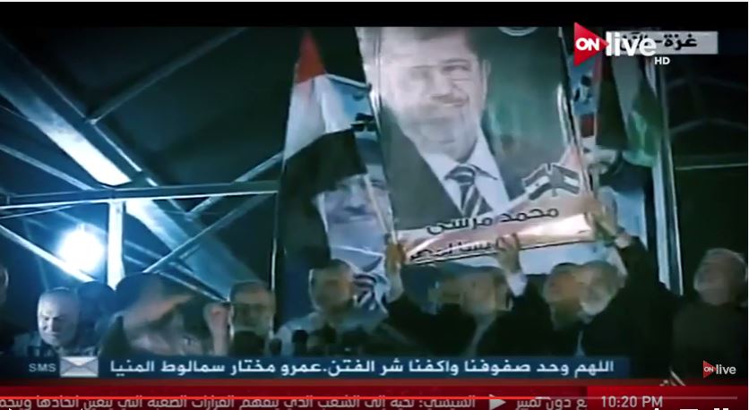 قيادات حماس يرفعون صورة مرسى