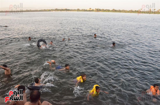 اهالي الاقصر يصيفون في نهر النيل