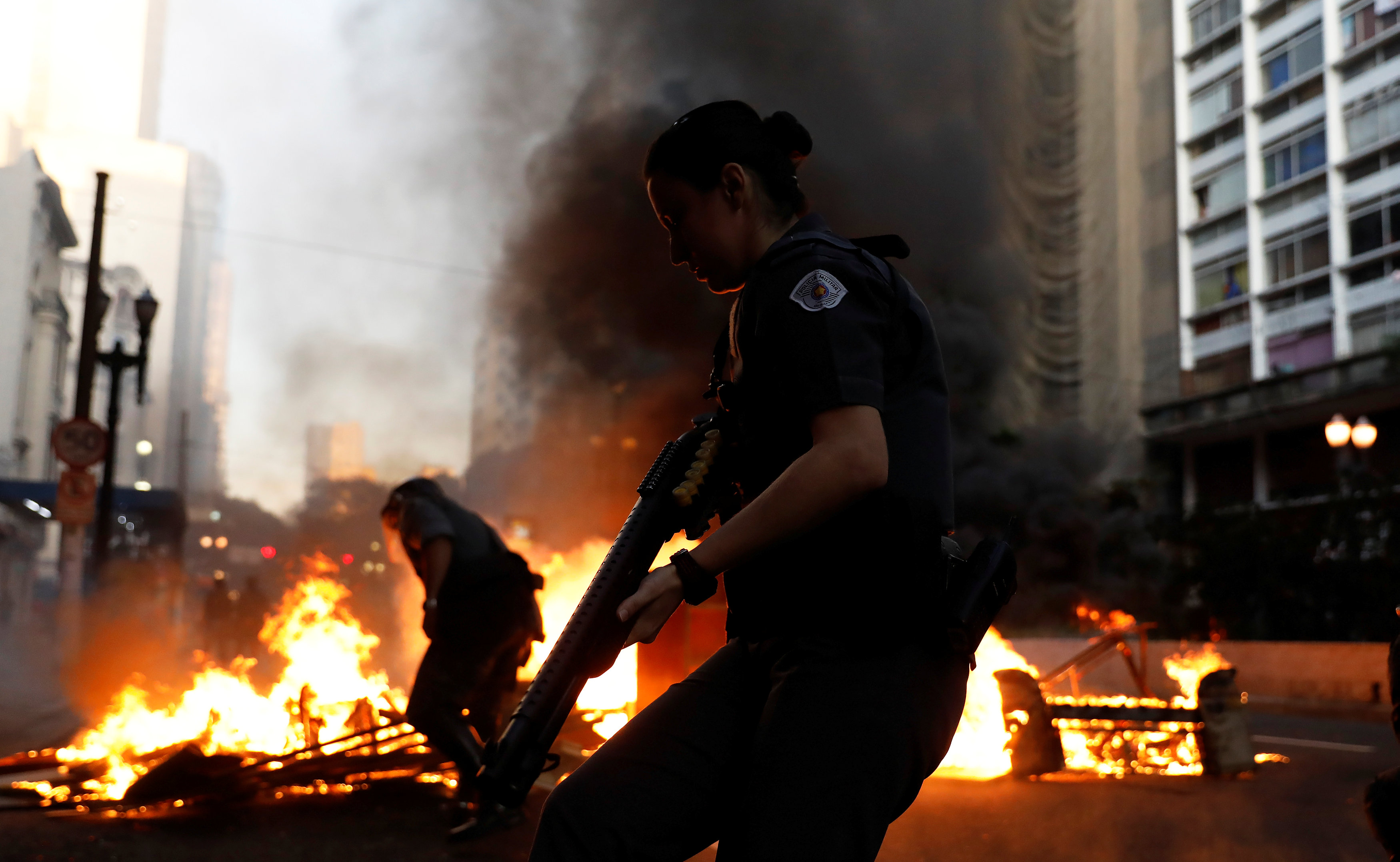 اشتباكات عنيفة بين الشرطة البرزيلية ومحتجين
