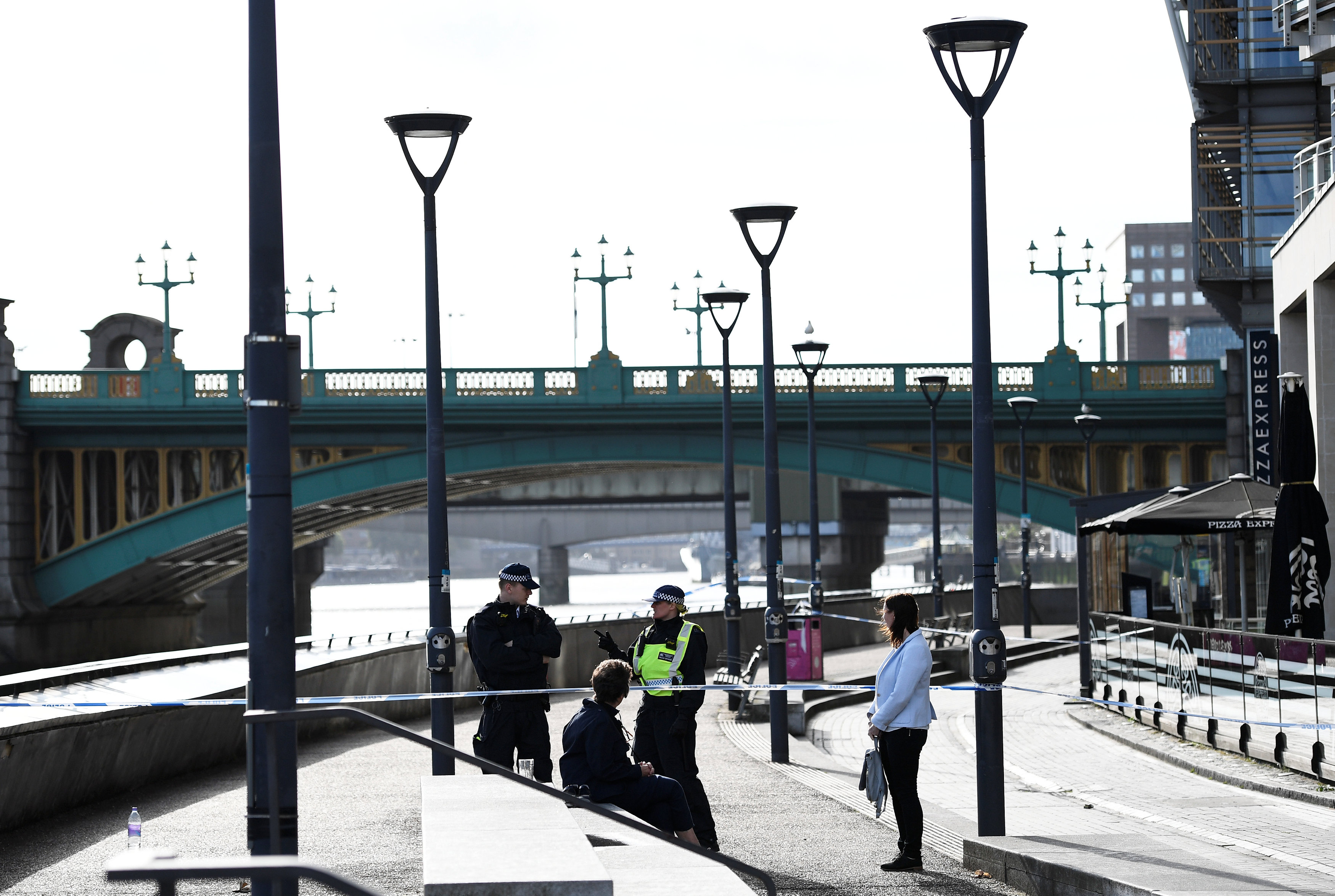 رجال الشرطة يطوقون جسر لندن