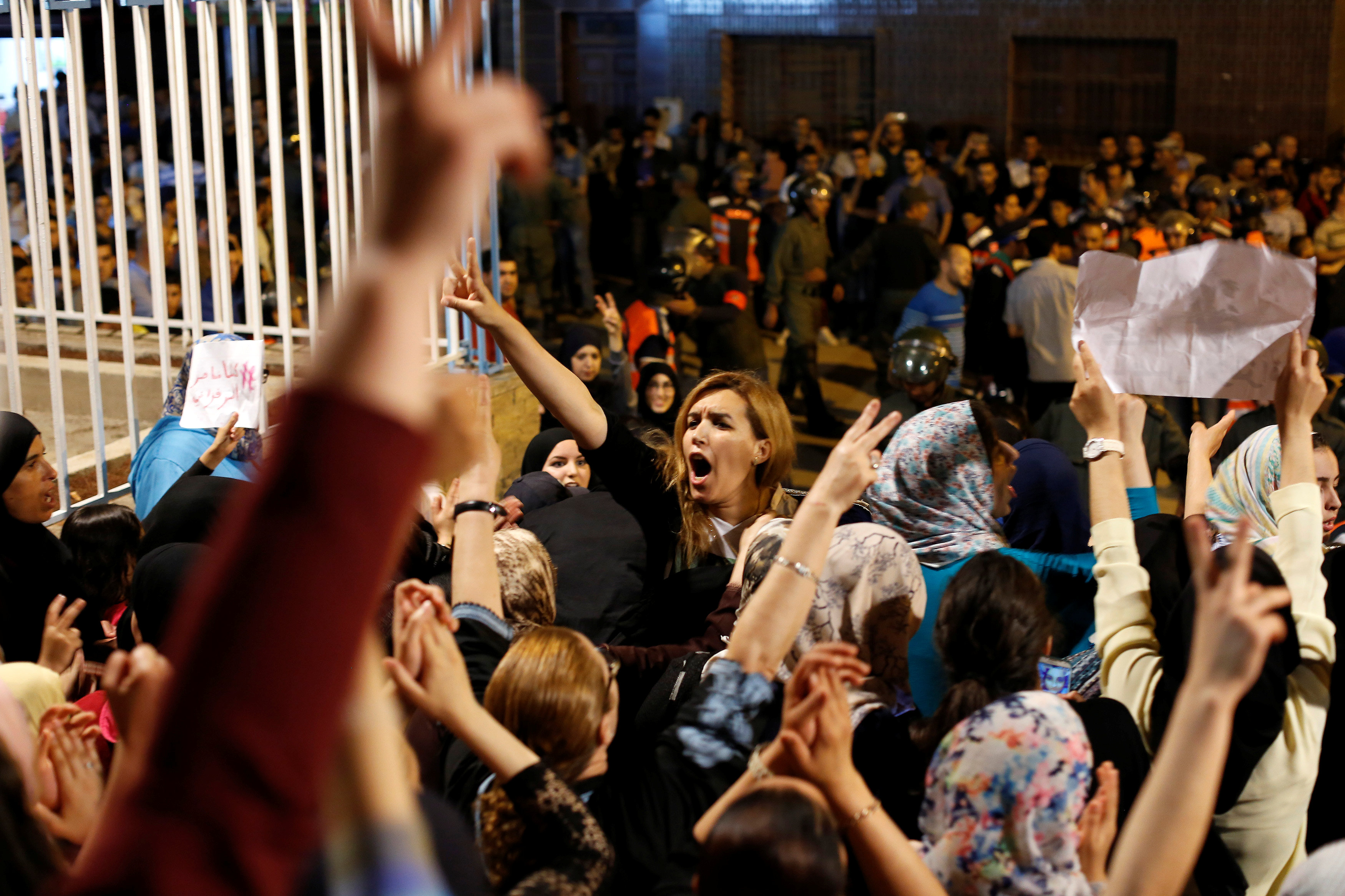 سيدات تتظاهرن ضد الفساد فى المغرب