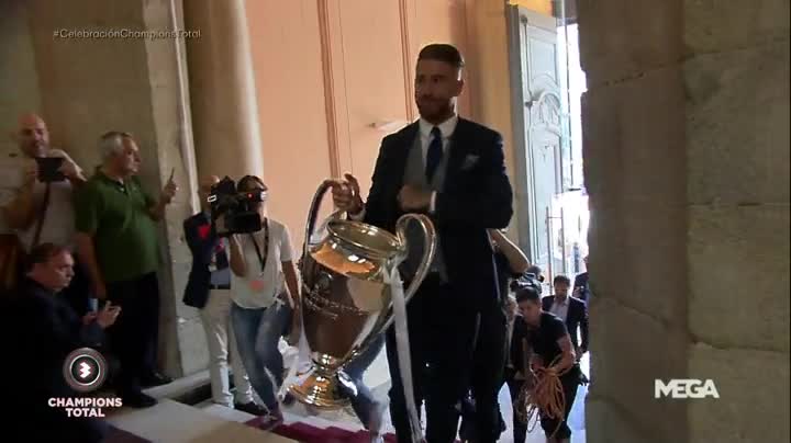 راموس يحمل الكأس فى مقر بلدية مدريد