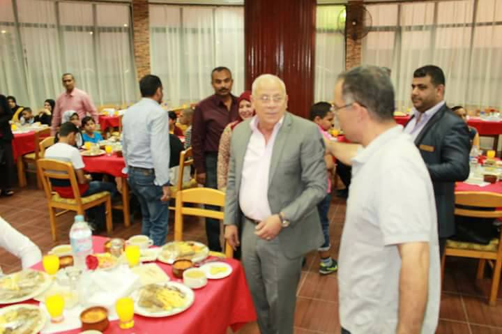 محافظ بورسعيد يتناول الافطار مع العاملين بالأحياء (3)