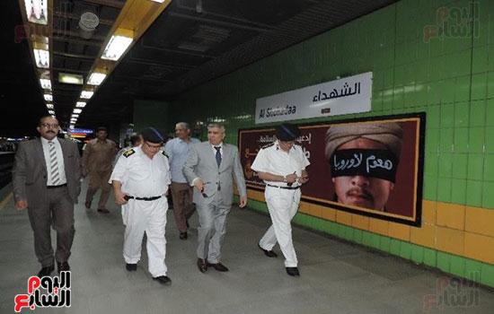 متابعة الإجراءات الأمنية بمحطة مترو الشهداء 