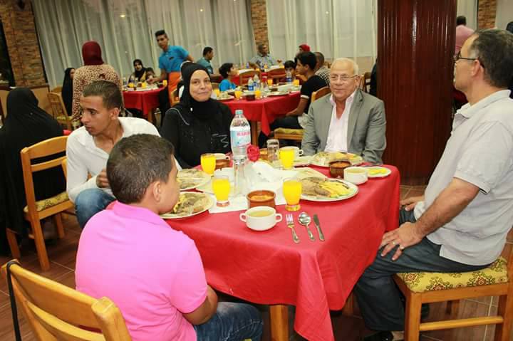 محافظ بورسعيد يتناول الافطار مع العاملين بالأحياء (1)