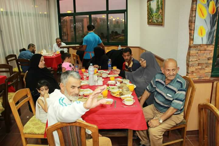 محافظ بورسعيد يتناول الافطار مع العاملين بالأحياء (2)