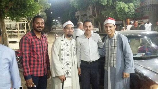  الشيخ عبد الرسول العوامى مع اصدقاؤه فى احدى المناسبات الدينية