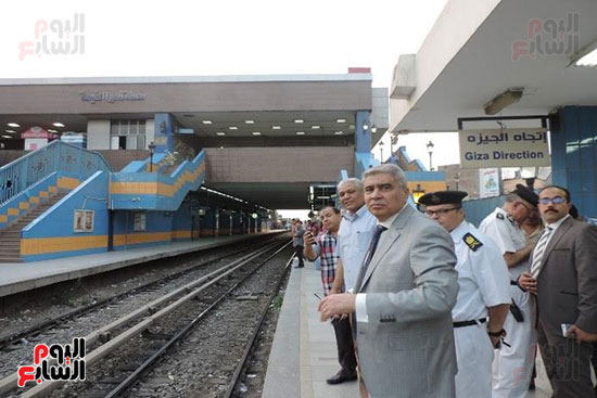 مدير شرطة النقل والمواصلات يتابع الإجراءات الأمنية بمحطات المترو 
