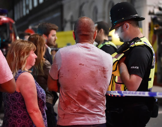 آثار الدماء على جسد رجل وسط لندن