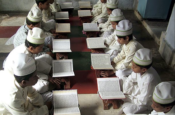اطفال هنود خلال حفظهم للقرآن بالهند