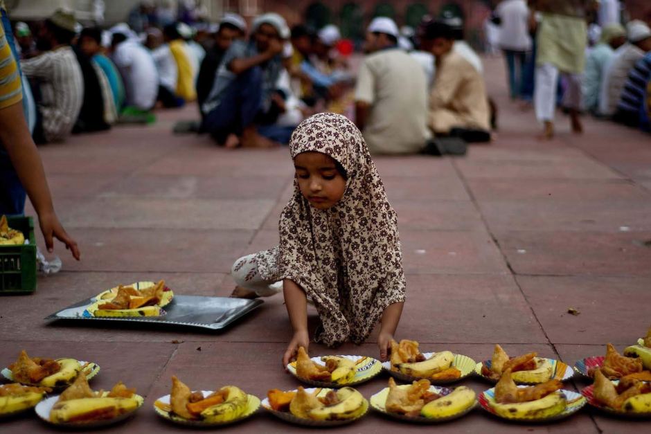طفلة هندية خلال الافطار فى رمضان