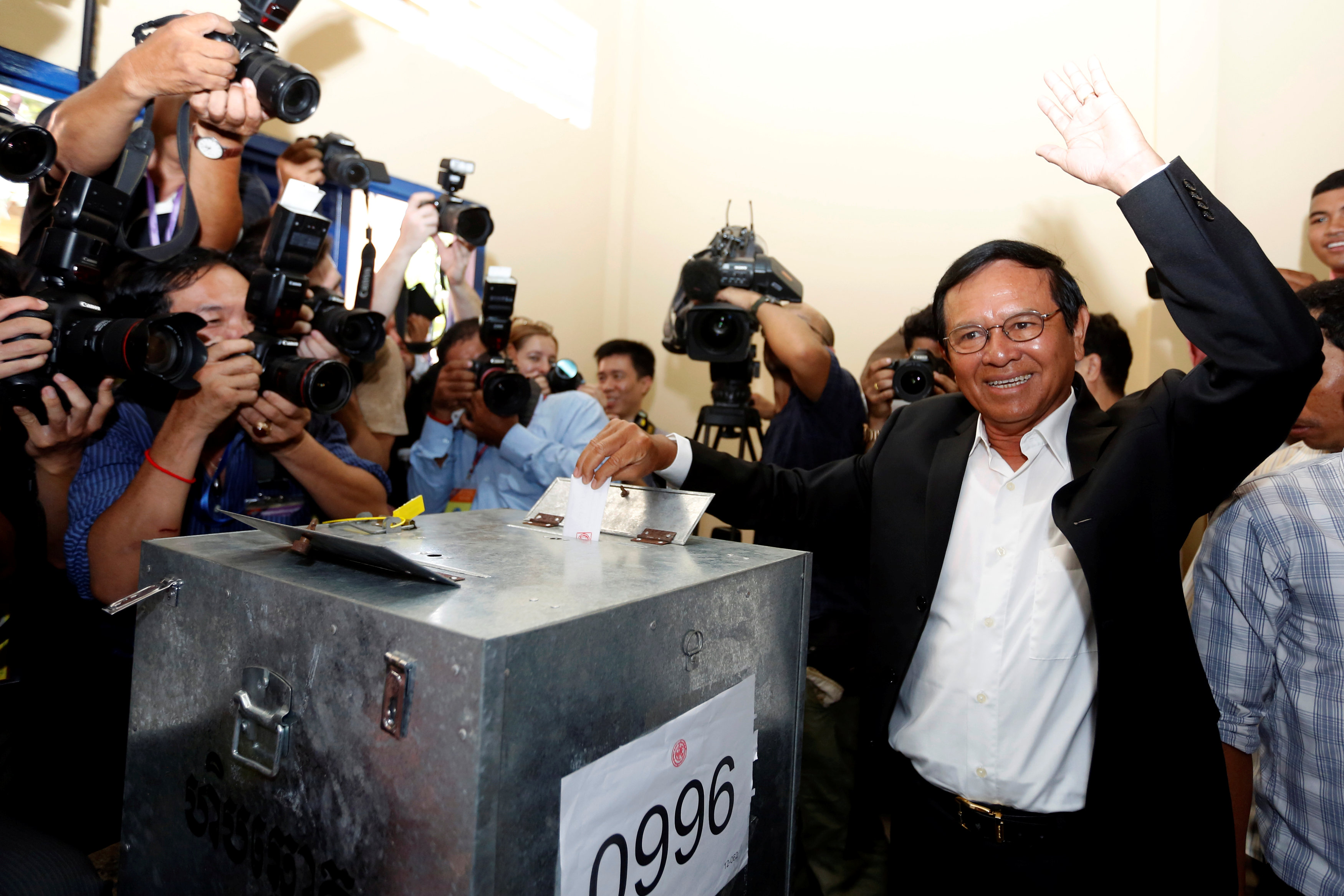 كيم سوخا رئيس كمبوديا يدلى بصوته فى الانتخابات المحلية فى مقاطعة كاندال