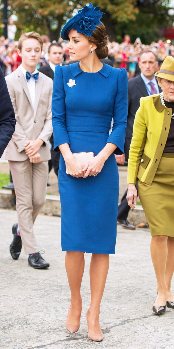 فستان أزرق سادة