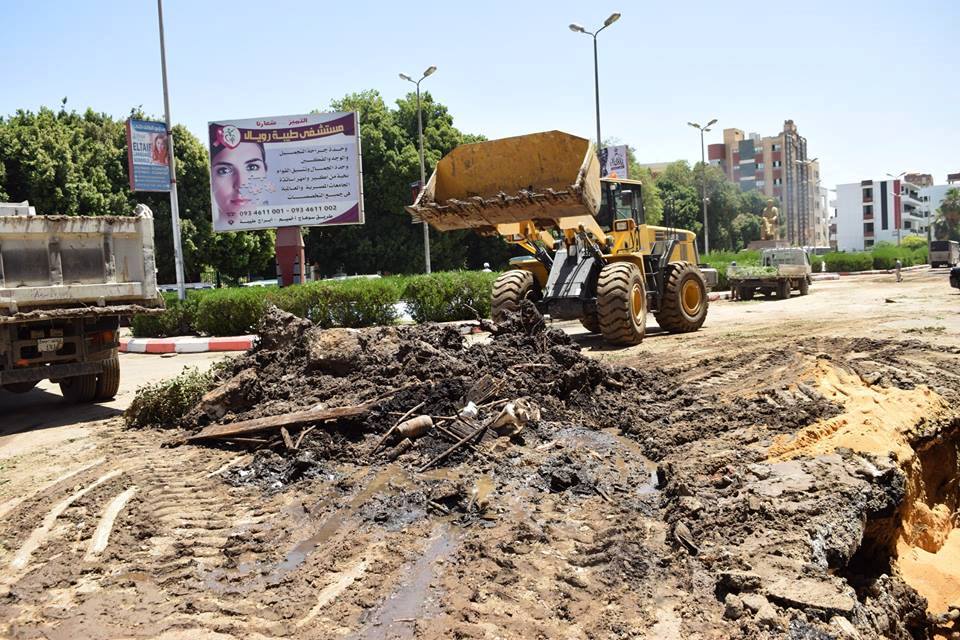  الوحدة المحلية تقوم باصلاح ماسورة الجامعة