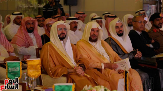 السعودية تطلق أكبر حملة لتوزيع مليار نسخة من كتيب السيرة النبوية أمام الحرم المكى (10)