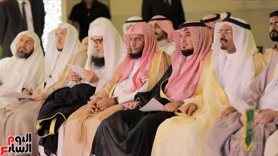 السعودية تطلق أكبر حملة لتوزيع مليار نسخة من كتيب السيرة النبوية أمام الحرم المكى (5)
