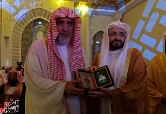السعودية تطلق أكبر حملة لتوزيع مليار نسخة من كتيب السيرة النبوية أمام الحرم المكى (9)